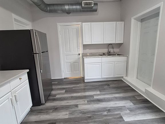 5th image of 2219 S Oakley Ave #1F