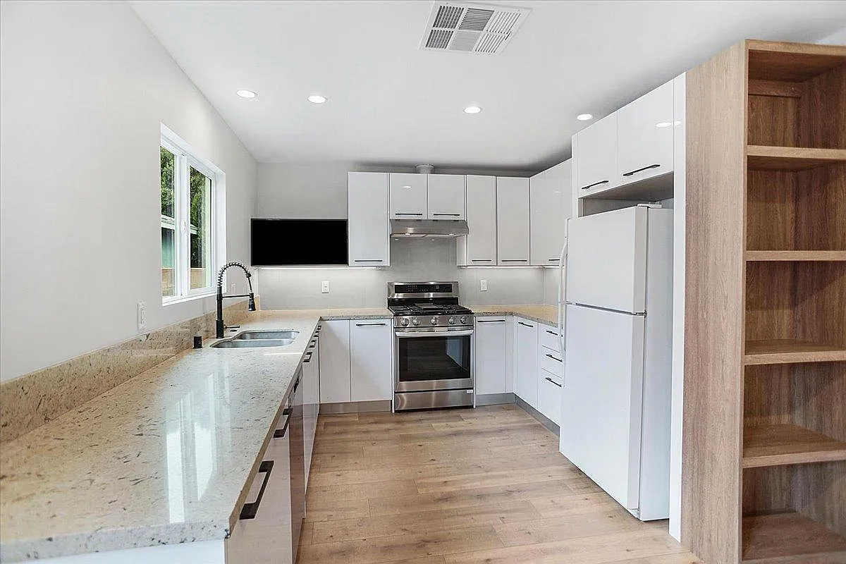 4 bed, 1730 sqft, $4,490 — Photo 2