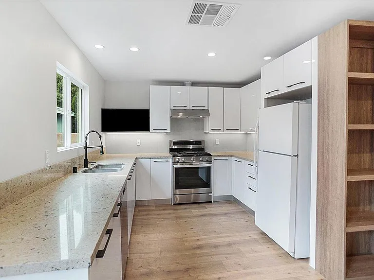 22934 Roscoe Blvd — Photo 2