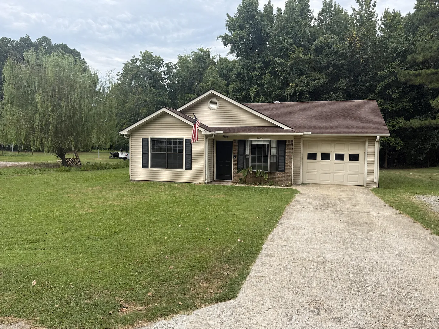 3 bed, 1092 sqft, $1,300 — Photo 1