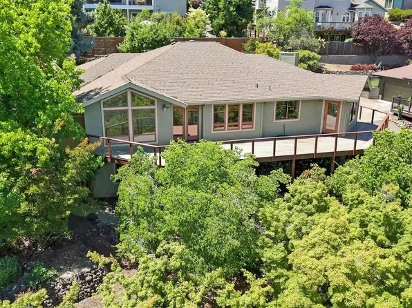 135 Scenic Dr, Ashland, OR 97520