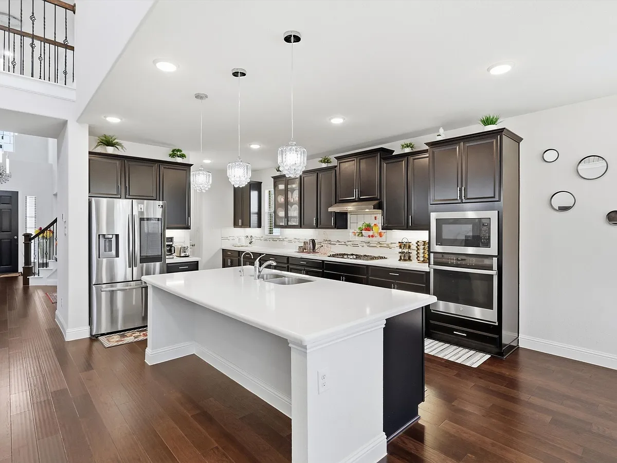 Large Kitchen with Quartz Counter tops - 16458 Ryder Rock Rd