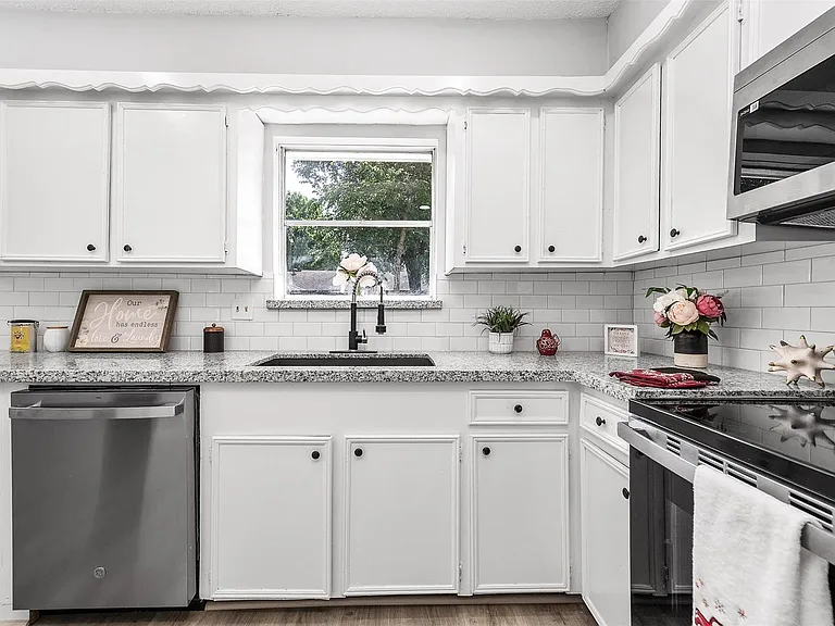 9014 Landwood Dr — Photo 2