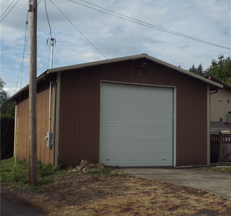 2nd image of 829 NE Washington St
