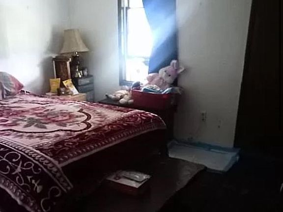 2nd image of 27 Evans St #2