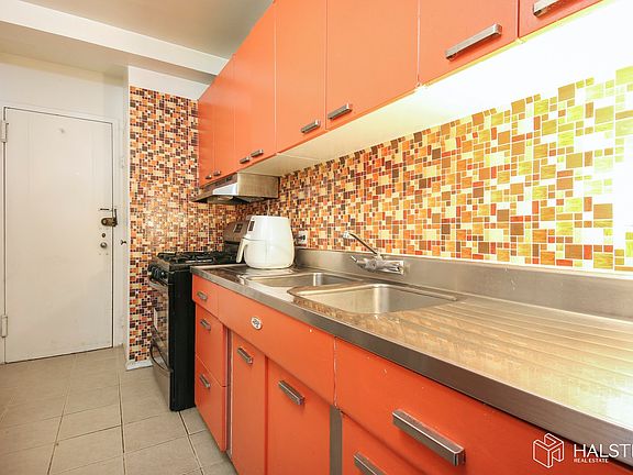 5th image of 8 Fordham Hill Oval APT 5C