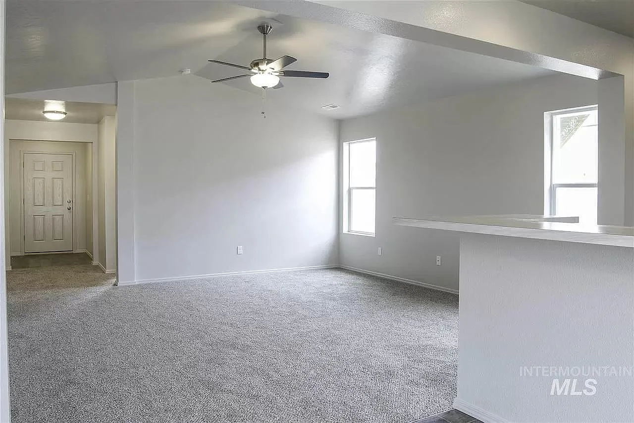 3 bed, 1502 sqft, $1,995 — Photo 2