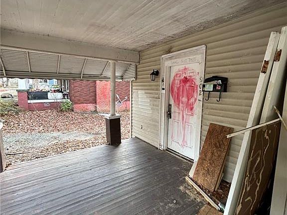 3rd image of 902 Douglas St
