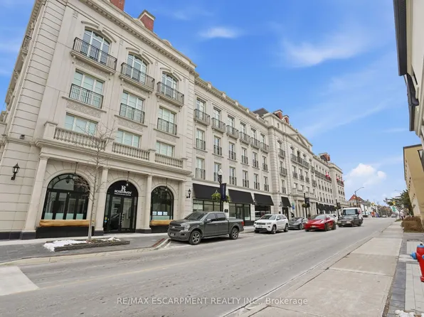 300 Randall St #312, Oakville, ON L6J 0G2