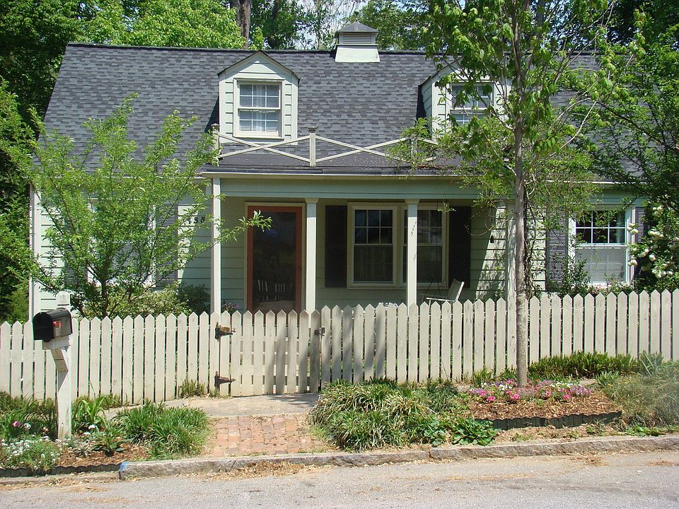 Adorable cottage style home with Viking Kitchen. 