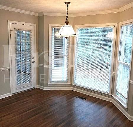 5th image of 3911 Maura Cir SE