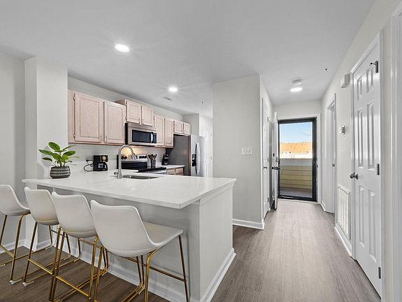 Open floorplan with seating for 4 at the bar.