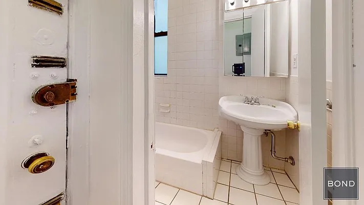 Rented by Bond New York | media 11