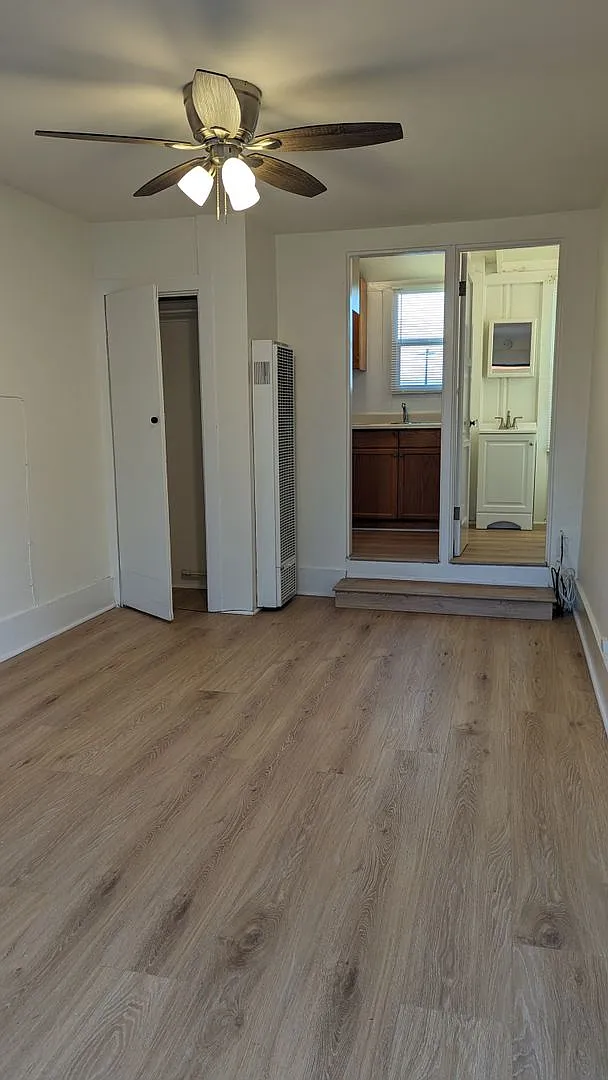 Studio with a kitchen and bath in the Rosecrans area available now! — Photo 2