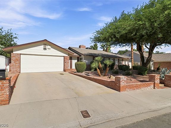 2nd image of 1209 Oak Tree Ln