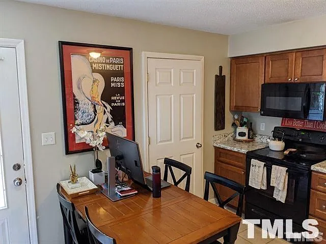 2 bed, 1.5 bath, 1000 sqft, $1,495 — Photo 3