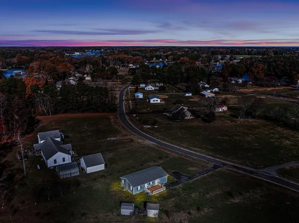 215 Harbor Dr, Reedville, VA 22539