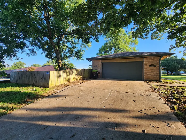 329 S Morrison Dr — Photo 13