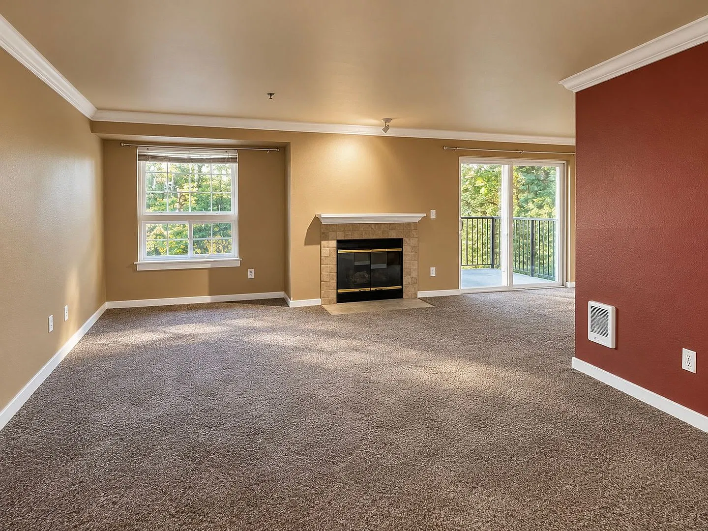 Top-Floor 1-Bedroom Condo with Private Balcony & Amenities — Photo 2