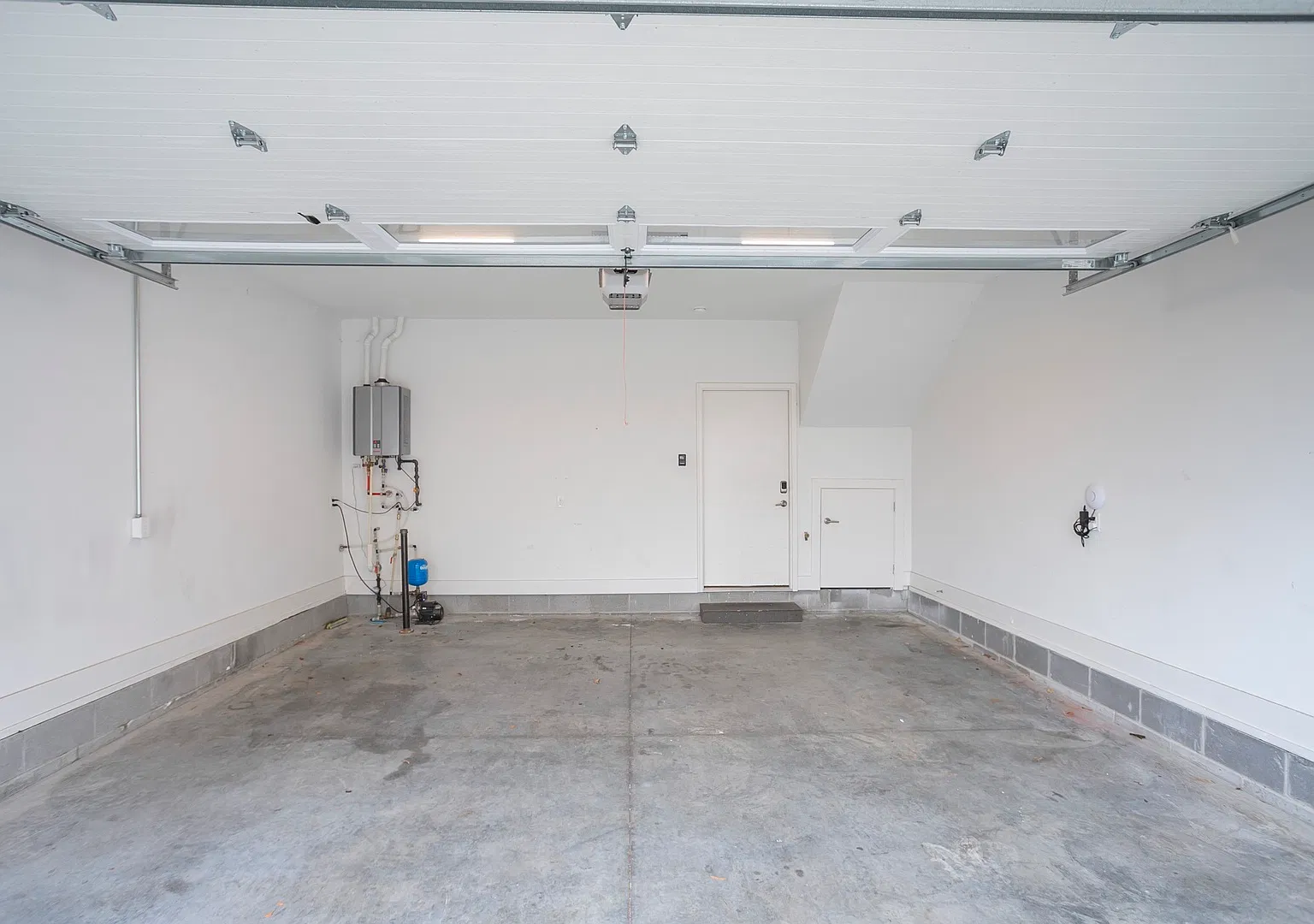 4 bed, 3.5 bath, 1850 sqft, $3,599 — Photo 4