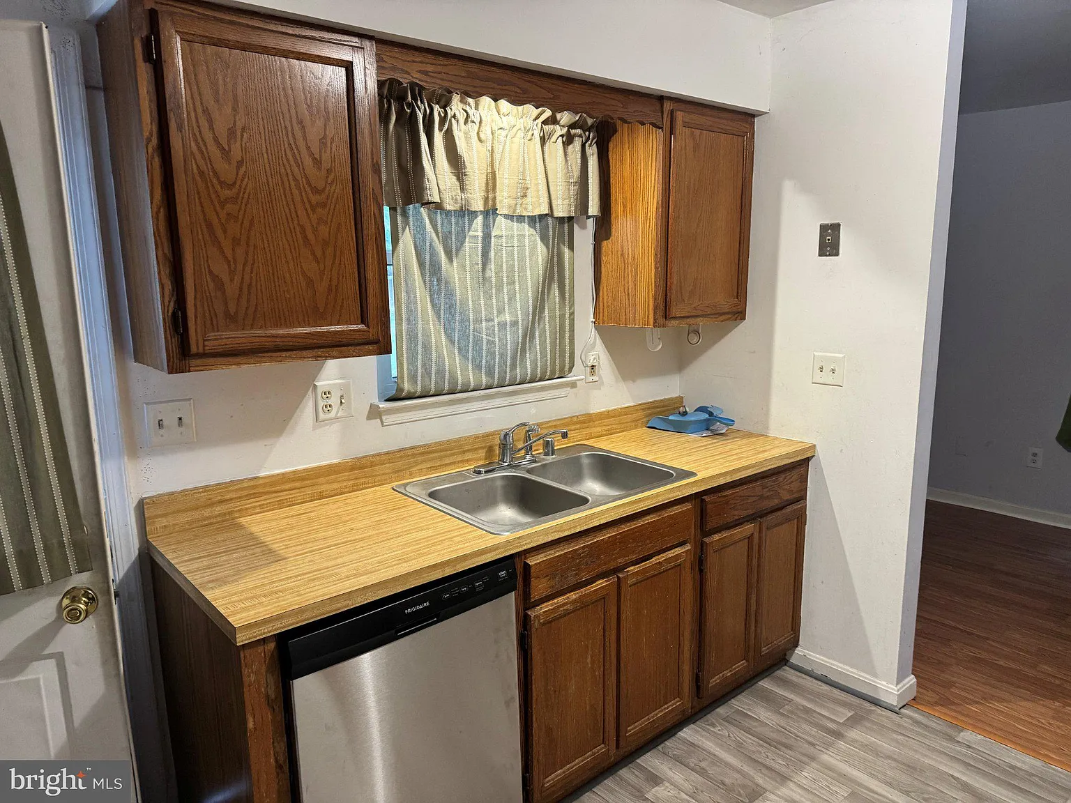 2 bed, 1.0 bath, 864 sqft, $1,800 — Photo 2