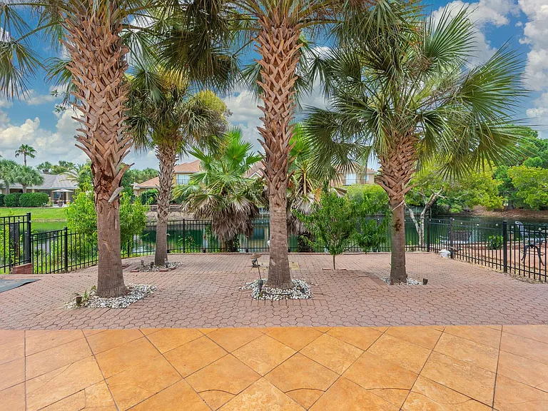 272 Calusa Blvd — Photo 37