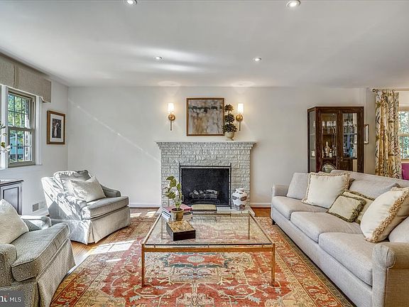 3rd image of 8318 Ashwood Dr