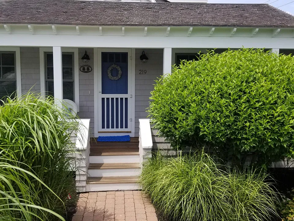 Free standing cottage with side yard with dining set and grill
