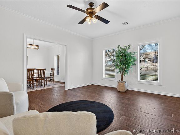 5th image of 2924 Claremont Dr