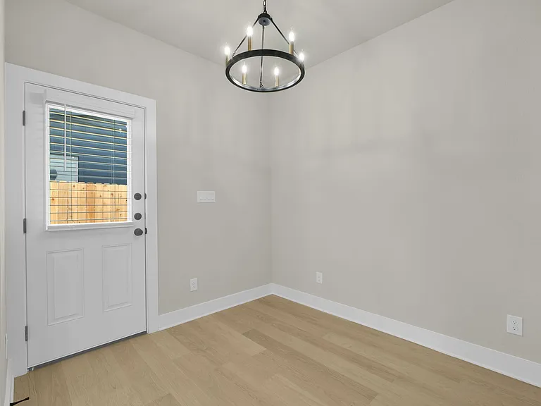 818 Empire St — Photo 7