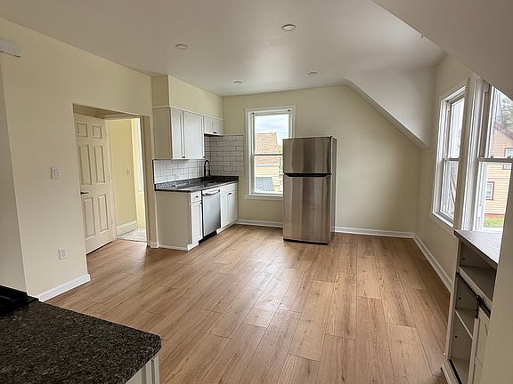 5th image of 80 Gladstone St Floor 2