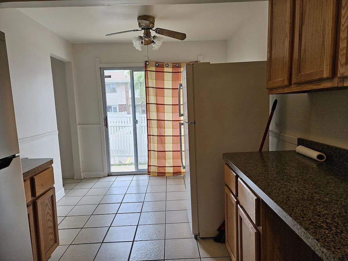 Building Photo - 863 White Oak Ln