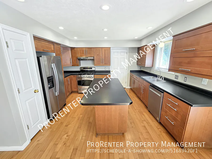 Gorgeous 7 Bed, 3.5 Bath Layton Home — Photo 4