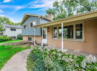 22W581 Burr Oak Dr, Glen Ellyn, IL 60137