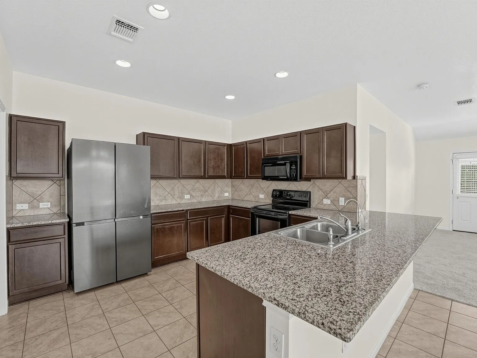 4 bed, 2.0 bath, 1939 sqft, $2,100 — Photo 4