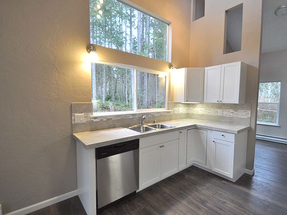 3rd image of 151 E Lakeway Dr