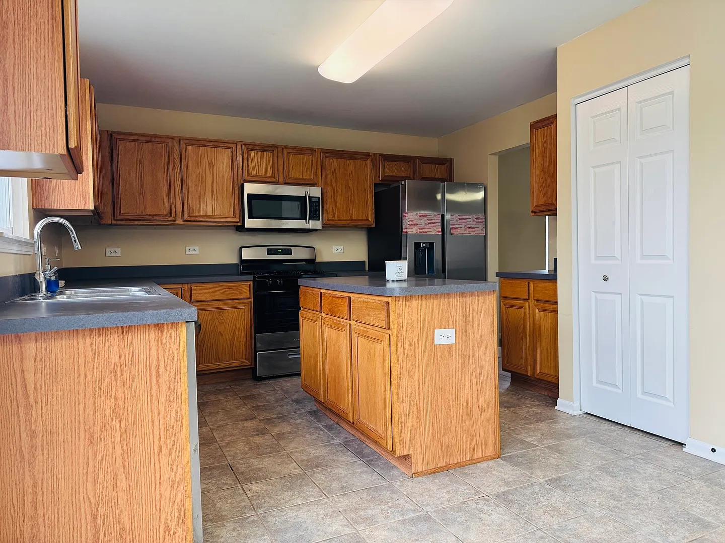 4 bed, 2.5 bath, 2009 sqft, $3,100 — Photo 4
