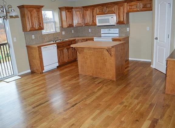 3rd image of 633 N Cloverdale Ave