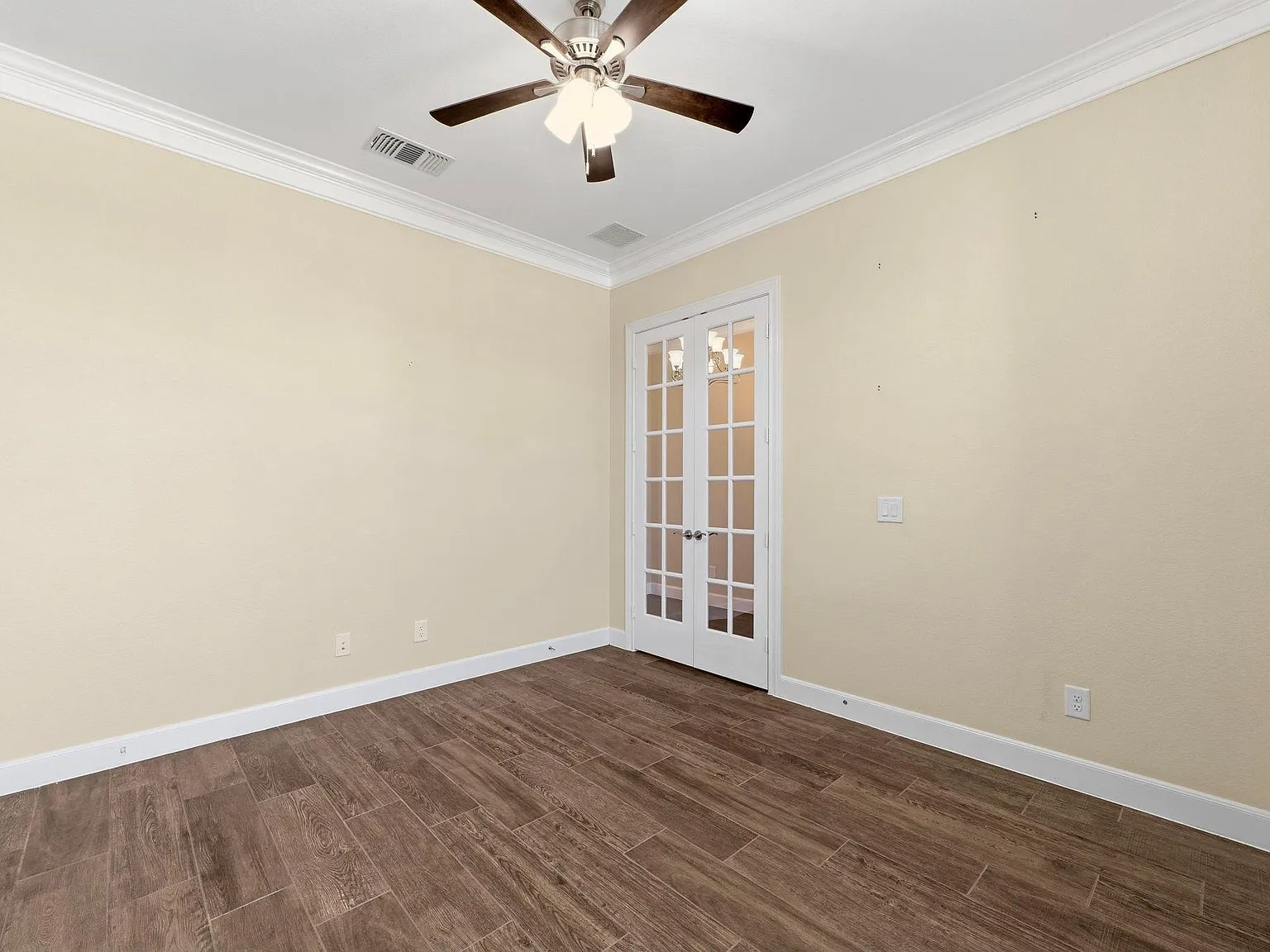 3 bed, 2.0 bath, 2374 sqft, $3,200 — Photo 4