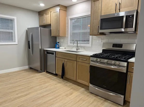 539 W Downer Pl #E, Aurora, IL 60506