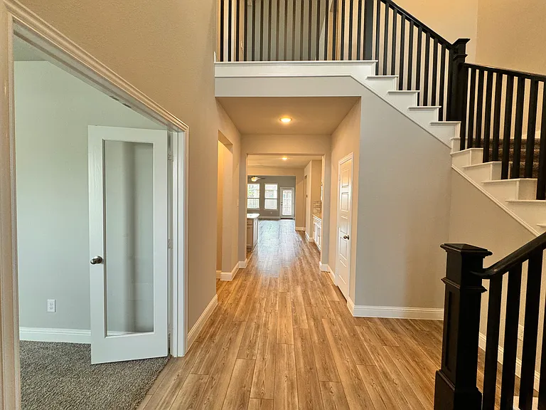 1091 Putnam Dr — Photo 3