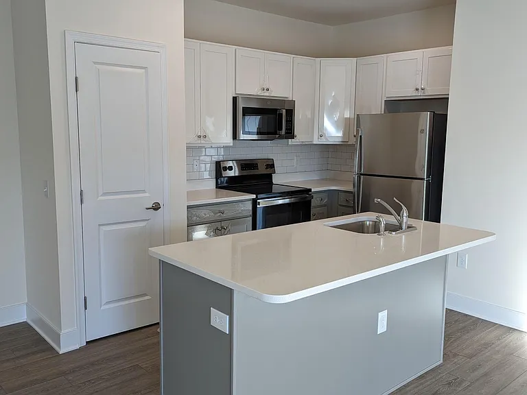 College Park Apartments — Photo 17