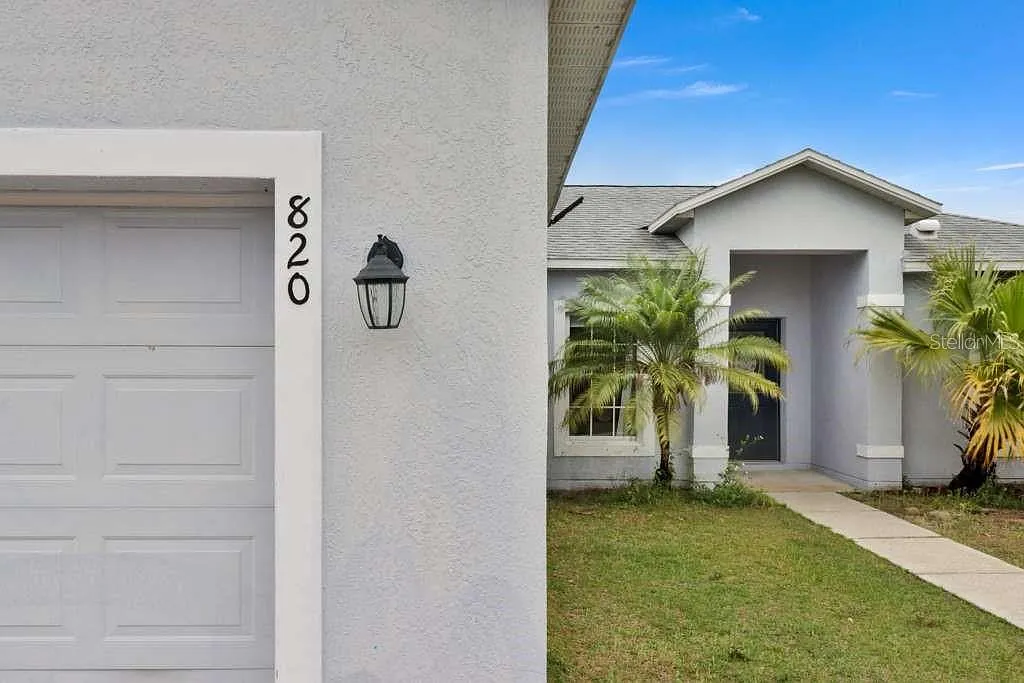 3 bed, 2.0 bath, 1383 sqft, $2,300 — Photo 2