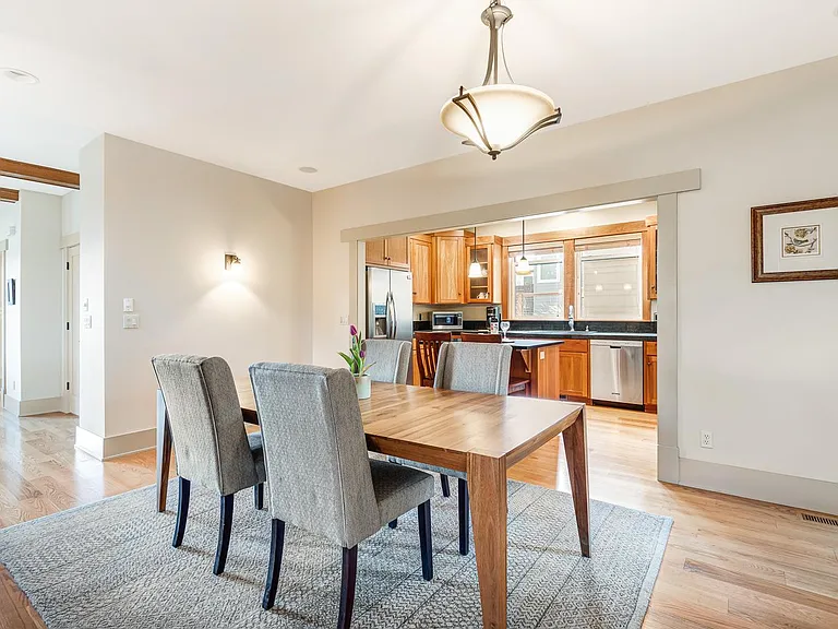 110 NW Black Hawk Ave — Photo 9