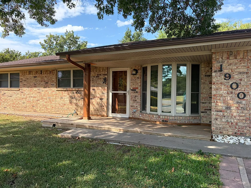 1900 Greenbriar Ct