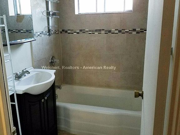 3rd image of 1743 W Bryn Mawr Ave APT 21