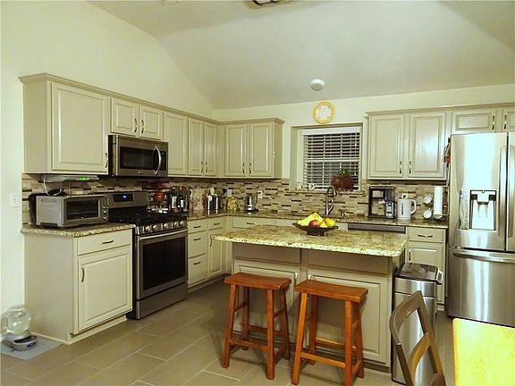 3rd image of 2118 Carnation Ct