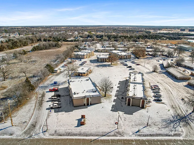 Crossroads Villa Apartments — Photo 10