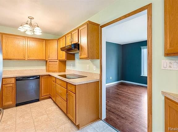 5th image of 15757 Alsip St