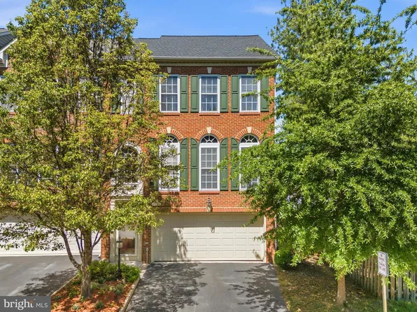 8058 Samuel Wallis St, Lorton, VA 22079
